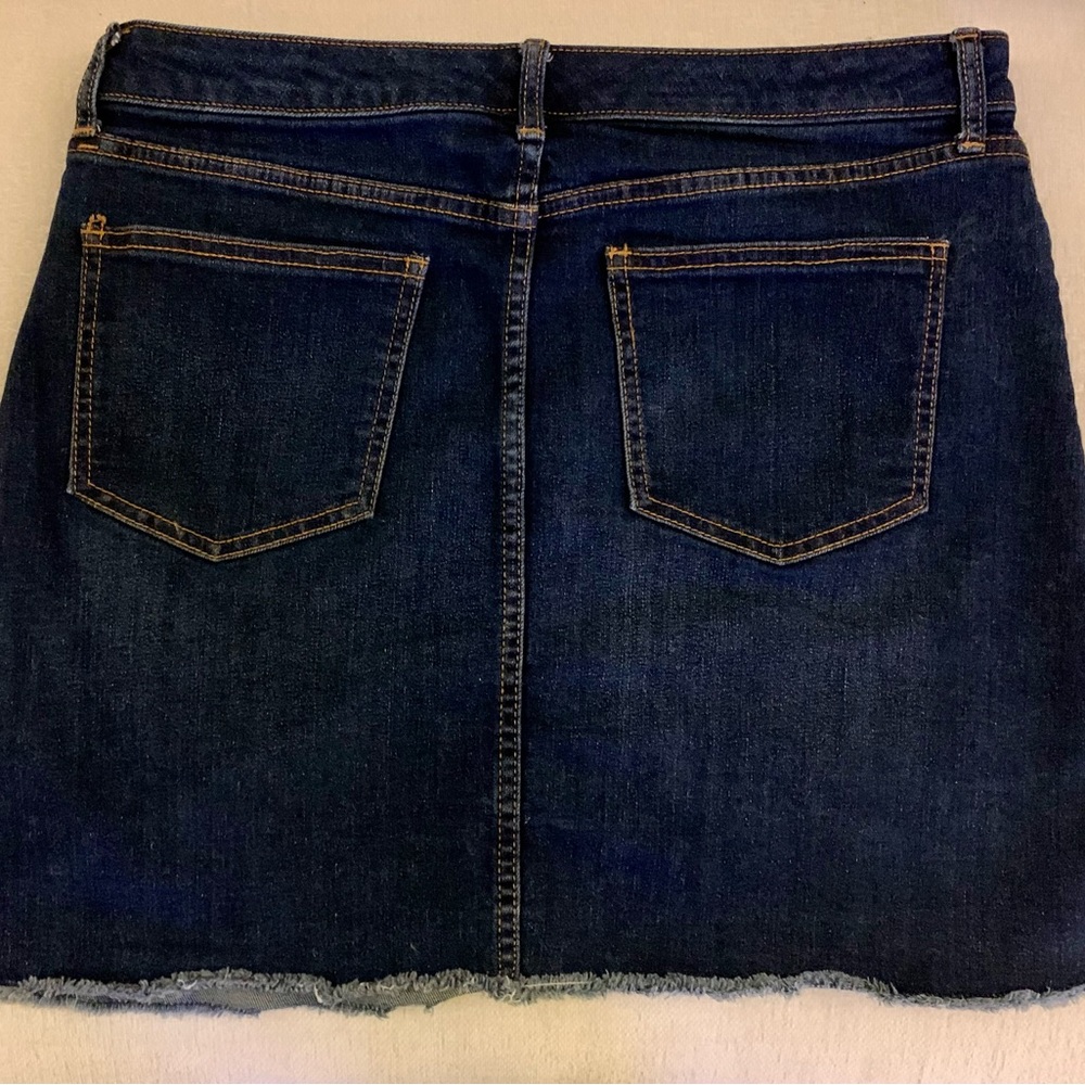 LN SHORT JEAN SKIRT, 5 POCKET DESIGN BELT LOOPS, FRAYED HEM, ZIP & BUTTON FLY. - Picture 7 of 8